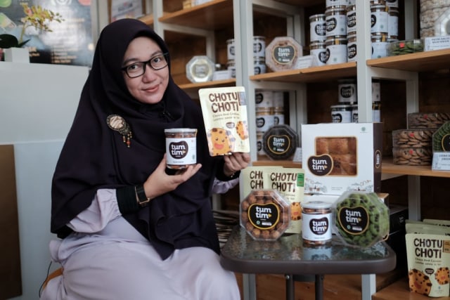 Rizki Chandra, Sukses Jadi Pengusaha Kue Kering Pasca Suami Terkena PHK