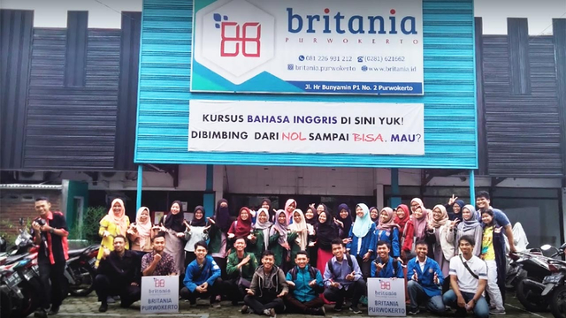 Ari Suryani Owner Lembaga Kursus Bahasa Inggris, yang dirintisnya Sejak 1996