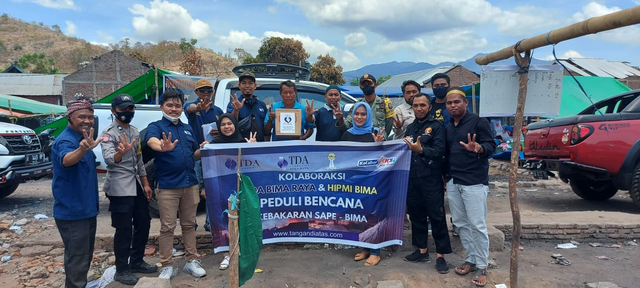 Kolaboraksi Kegiatan Sosial TDA Bima dan Hipmi Salurkan Bantuan Korban Kebakaran