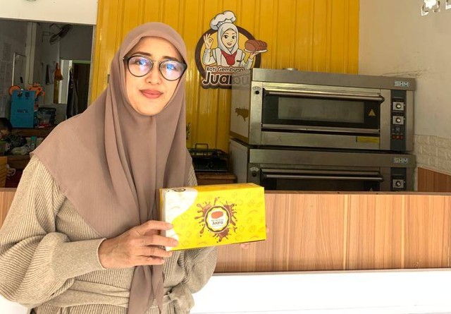 Kembangkan Hobi Masak, Kini Denny Oktaviana Miliki 2 Outlet Roti Gembung Juara