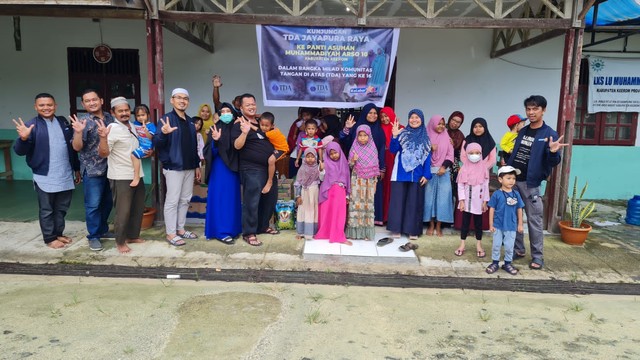 Rayakan Milad ke-16, Komunitas TDA Jayapura Salurkan Bantuan Sembako dan Uang