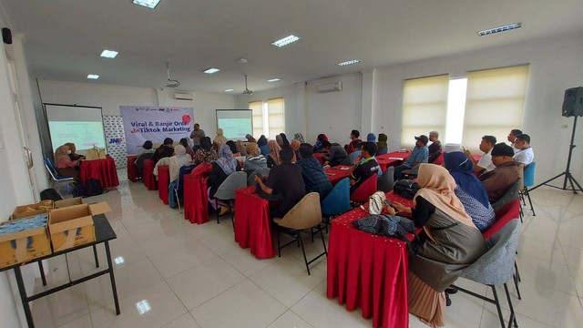 TDA Jember Kolaborasi dengan PLUT dan JNE Helat Seminar Bisnis