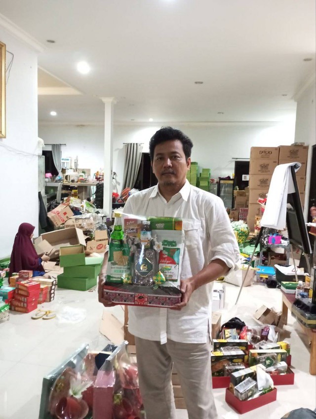 M Agung Budi Priyambodo Banjir Pesanan Parcel Jelang Hari Raya Idul Fitri