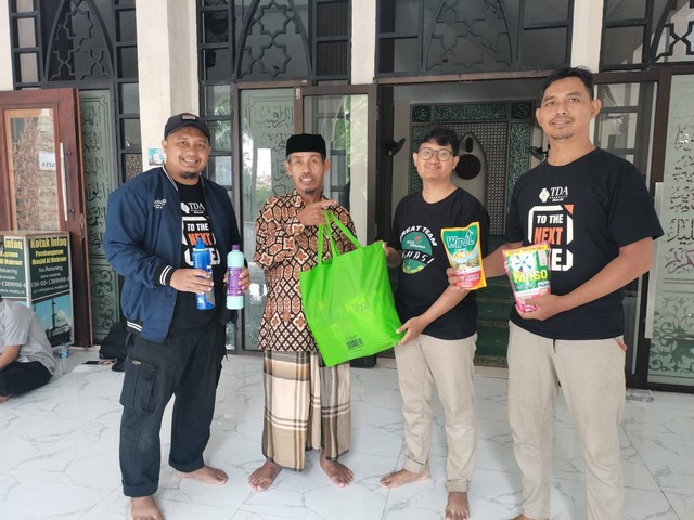 Dorong Peningkatan Silaturahmi, TDA Peduli Bekasi Sukses Selenggarakan Bersih-Bersih Masjid