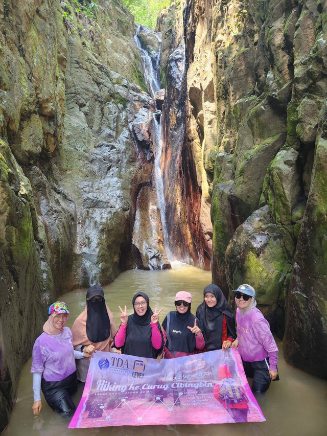 TDA Perempuan Tangerang Raya Adakan Fun Hiking di Curug Cibingbin