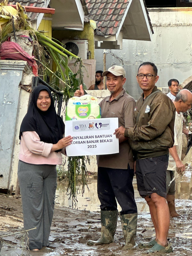 TDA Peduli Bekasi Salurkan Bantuan untuk Korban Banjir Bekasi