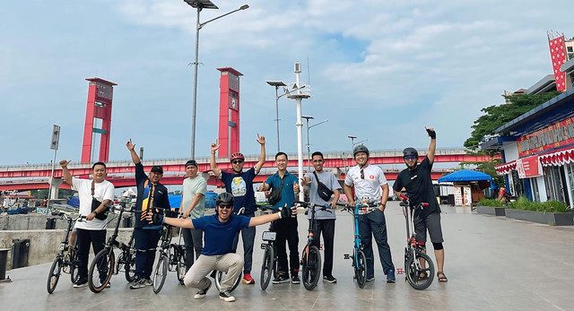 Menyusuri Jembatan Ampera hingga Kopi Apek, TDA Palembang Sukses Helat Gowes Wisata