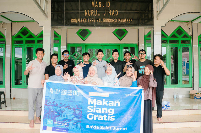 TDA Pangkep Distribusikan 350 Porsi Makan Siang Gratis di Terminal Bungoro